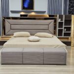 Chambre à Coucher Complète ANKA – 6 Pièces – Armoire 6 Battants – Lit 180x200 – Coiffeuse, Pouf & Banquette – Couleur Marron Gris Élégant – Image 3